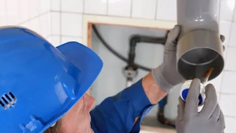 Accidente laboral en Huelva. 2 trabajadores heridos cortando una ca&ntilde;er&iacute;a