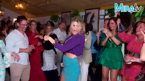 J&oacute;venes disfrutando de la Feria del Caballo de Jerez 2022.