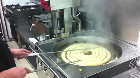 Arde una m&aacute;quina de churros en pleno paseo mar&iacute;timo de Almer&iacute;a