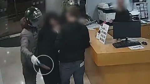 Roba en 5 comercios de Sevilla a punta de cuchillo ocultando su rostro
