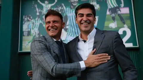 Joaqu&iacute;n y &Aacute;ngel Haro en la &uacute;ltima renovaci&oacute;n del futbolista del Real Betis