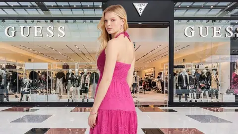 El vestido de Guess m&aacute;s favorecedor en mayo y junio: no pasar&aacute;s desapercibida ni de lejos