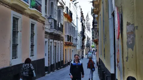Entra por la fuerza en casa de una mujer y la amenaza de muerte en C&aacute;diz