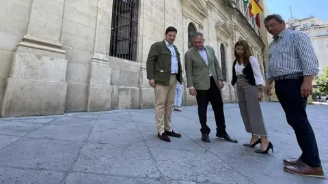 Jos&eacute; Luis Sanz inspecciona el estado del asfalto en Plaza Nueva
