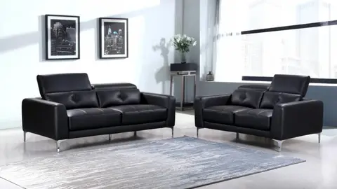 El juego de sof&aacute;s de cuero negro con cabecero m&aacute;s mol&oacute;n y barato lo tiene Maisons Du Monde