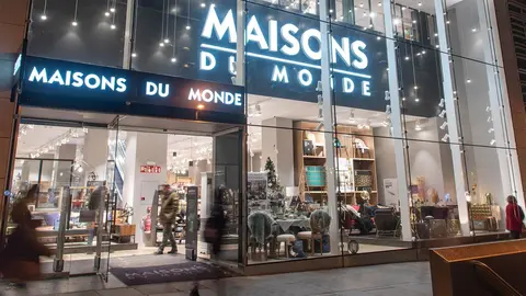 La tumbona para tomar el sol de espaldas sin que se duerman los brazos y aplastes la cara la tiene Maisons Du Monde