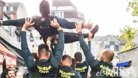 Las indignantes im&aacute;genes de agentes de la Guardia Civil parodiando al Cristo de la Muerte