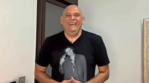 El Comandante Lara cuenta el chiste del "Campeonato Mundial de Peos" en YouTube