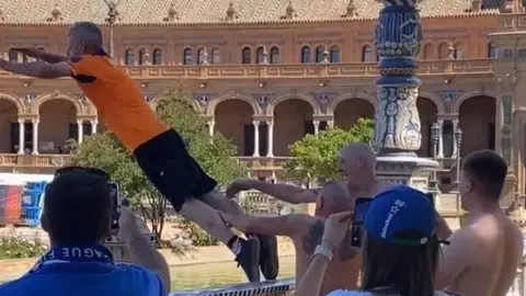 Un aficionado escoc&eacute;s lanz&aacute;ndose al agua en la Plaza de Espa&ntilde;a de Sevilla