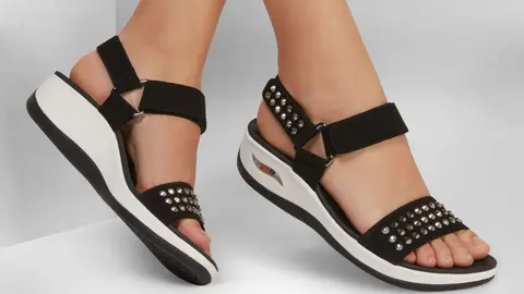 Lo &uacute;ltimo de Skechers son estas sandalias con tachuelas que pegan con vaqueros y shorts