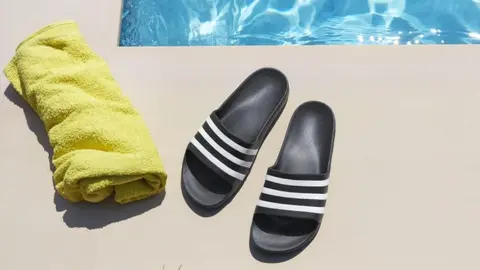 Las chanclas de Adidas revientan las estanter&iacute;as de El Corte Ingl&eacute;s: molonas para playa y piscina