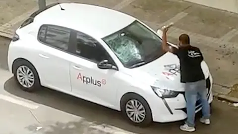 Destrozan coches a botellazos, patadas y palos en plena ma&ntilde;ana en Jerez