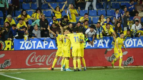 Los jugadores del C&aacute;diz CF celebran el tanto de 'Choco' Lozano | CCF