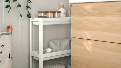 El carrito con ruedas estrecho y blanco de Ikea en el que cabe de todo: perfecto para ba&ntilde;o y cocina