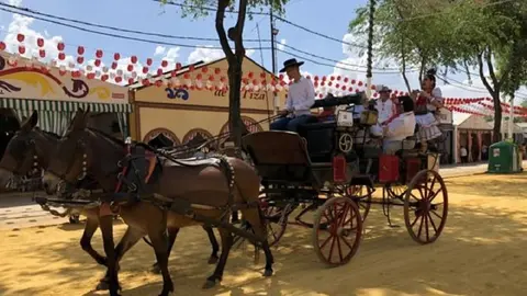 Un coche de caballos arrolla a varias personas en la Feria de Dos Hermanas