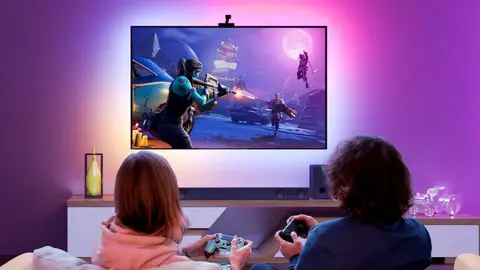 Las luces led para televisores grandes que modernizan el aspecto del sal&oacute;n: imitan contenido de pantalla