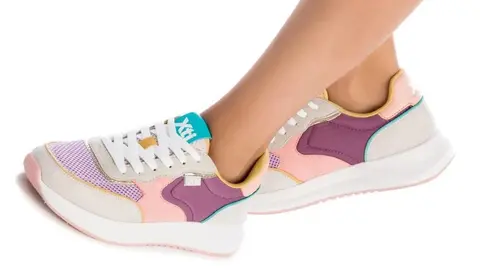 Las sneakers de Xti llegan a Amazon con descuentazo en las zapatillas y env&iacute;o en 1 d&iacute;a