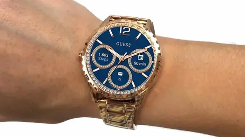 Lo m&aacute;s lujoso de Guess en Amazon es este reloj inteligente que parece de oro y piedras preciosas