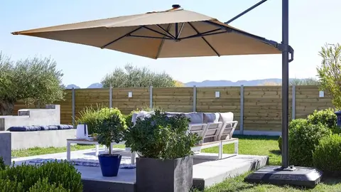 Este parasol de Leroy Merlin da un toque de personalidad al porche y terraza