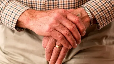 Un anciano sufre una ca&iacute;da en Huelva y pasa toda la noche tumbado en el suelo