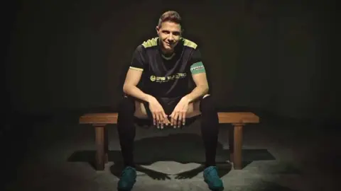 Joaqu&iacute;n durante un anuncio con Eas Electric