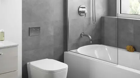 La soluci&oacute;n para los que se le pega la cortina del ba&ntilde;o al ducharse la tiene Leroy Merlin