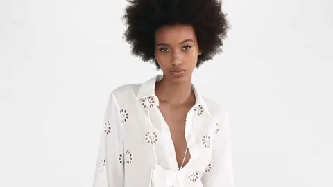 Vestido Bordado perforado con bolsito de Zara