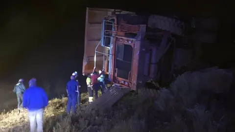 El conductor de un cami&oacute;n de gran tonelaje cae por un talud de unos 30 metros en Granada