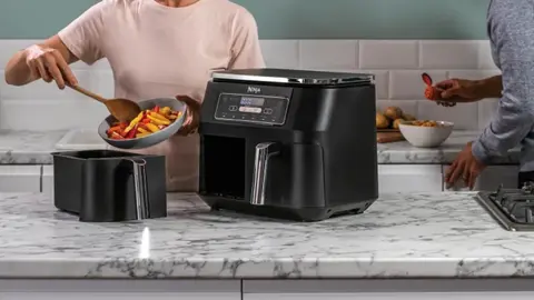 La freidora (sin aceite) Ninja de 8 litros para cocinar 2 cosas a la vez: lo m&aacute;s nuevo en Media Markt