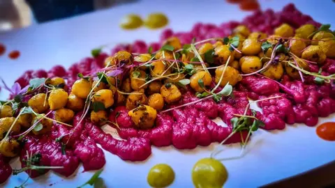 Garbanzos salteados al curry sobre hummus de Remolacha en Atuvera