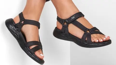 Las Skechers que m&aacute;s arrasan en Amazon son estas sandalias en negro m&aacute;s baratas que en la tienda