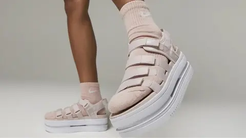 Nike revienta la secci&oacute;n de zapatillas con unas sandalias con plataforma de la que todas se enamoran