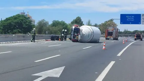 Un muerto tras volcar un cami&oacute;n en la A-49 a la altura de La Palma del Condado
