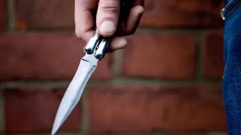 Atraca en plena calle a un hombre en Ronda y le rompe la cara de un navajazo