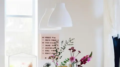 La l&aacute;mpara de techo m&aacute;s barata es ideal para usarla en el comedor de casa: 5 euros en Ikea