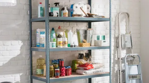 La estanter&iacute;a de Leroy Merlin que m&aacute;s hay en s&oacute;tanos (y garajes) soporta 300 kilos por balda