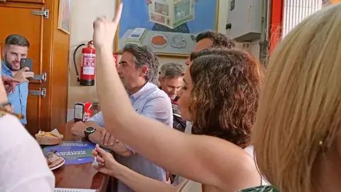 Isabel D&iacute;az Ayuso de tapas en La Moderna de Jerez de la Frontera | Rub&eacute;n Reyes para El MIRA