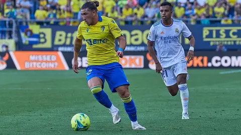 'Pacha' Espino ha sido uno de los jugadores m&aacute;s regulares esta campa&ntilde;a en el C&aacute;diz CF | Salvador L&oacute;pez Medina para El MIRA