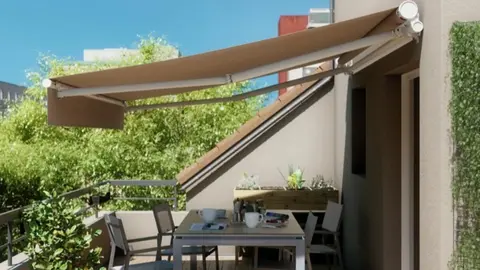 Dan la bienvenida a la sombra en las terrazas con el toldo con m&aacute;s salida de Leroy Merlin: 135 euros