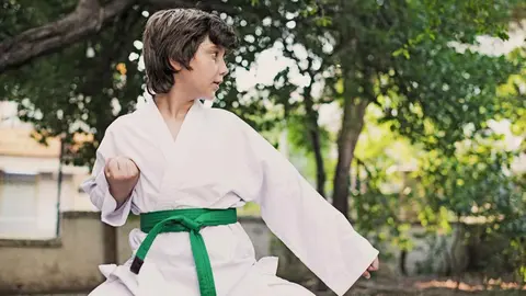 Un ni&ntilde;o haciendo K&aacute;rate