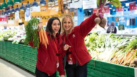 Empleadas en la secci&oacute;n de verduras de Alcampo