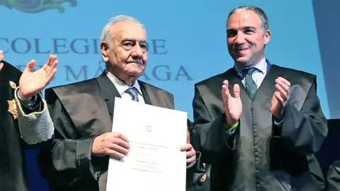 Sentob Bendodo, junto a su hijo El&iacute;as en un reconocimiento que recibi&oacute; en el Colegio de Abogados de M&aacute;laga