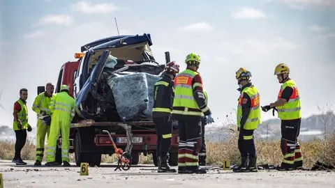 Un muerto tras chocar una furgoneta y un coche en El Castillo de las Guardas
