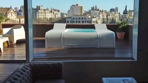 Piscina con tumbonas del Leroy Merlin