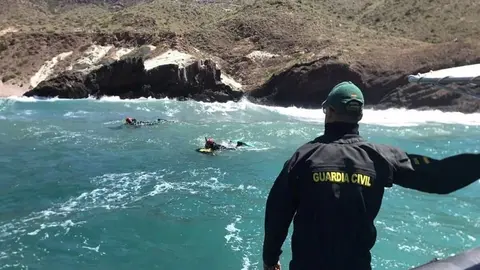 Muere un hombre tras saltar en una zona de rocas en una playa de Nerja