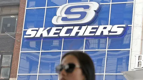 Las Skechers del amor se llevan en negro: c&oacute;modas, bonitas y resistentes