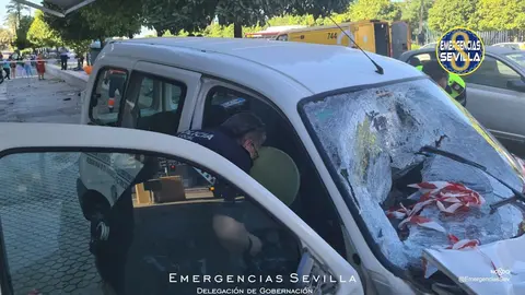 Muere un conductor tras chocar su furgoneta contra varios contenedores en Sevilla