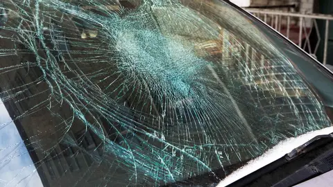 Un coche con el cristal roto