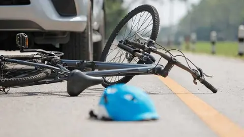 Muere un hombre tras chocar una bici y un turismo en C&oacute;rdoba