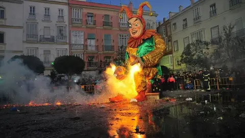 Esta es la Quema del Dios Momo m&aacute;s extra&ntilde;a de la historia del Carnaval de C&aacute;diz